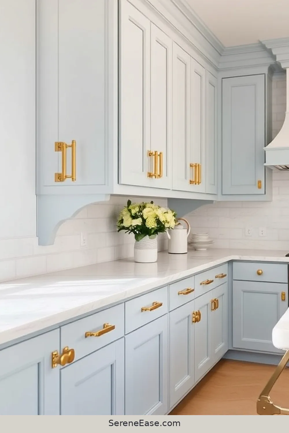 Incorporating Metallic Accents in Coastal Style Kitchens 4 Stylish Cabinet Hardware Options for Incorporating Metallic Accents in Coastal Style Kitchens
